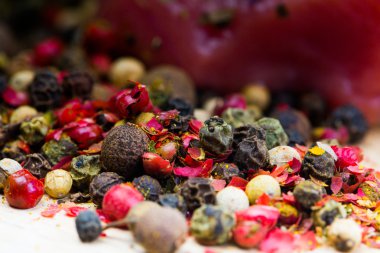 baharat ve lite ahşap masa üzerinde et