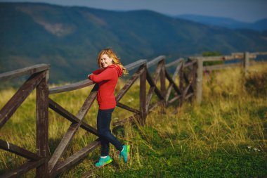 Mutlu genç kadın dağlarda poz