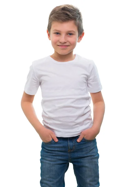 Foto de adorável jovem menino feliz olhando para a câmera. isolado — Fotografia de Stock