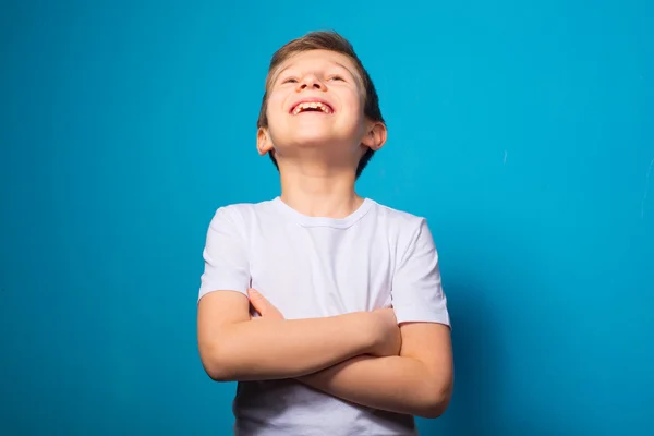 Szczęśliwy chłopiec śmiejąc się na na białym tle — Zdjęcie stockowe