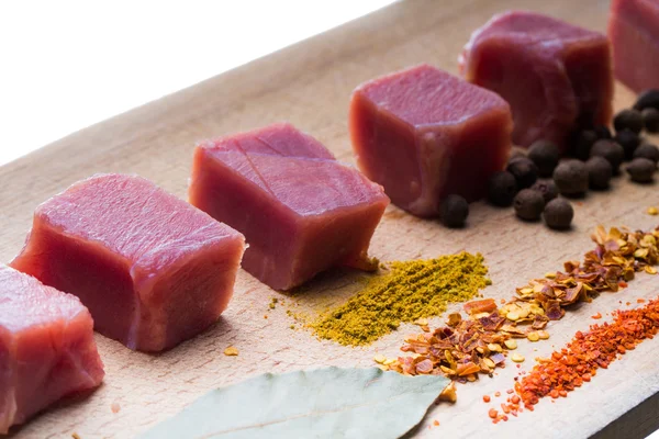 Syrové maso a koření na dřevěný stojan — Stock fotografie