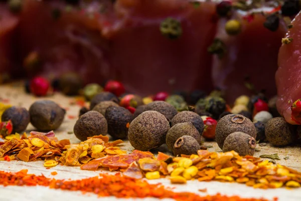 baharat ve lite ahşap masa üzerinde et