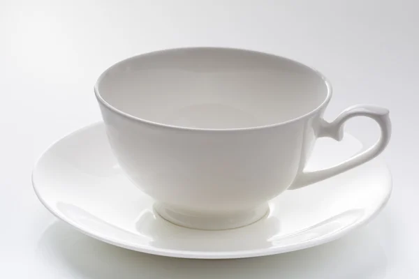 Beyaz arka planda bir fincan kahve.