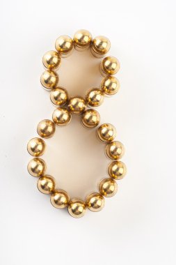 Sayı, 9 mm kartuşu beyaz zemin üzerine yapılan