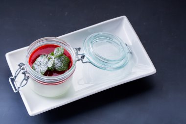 Çilek sosu ve nane ile Vanilla panna cotta
