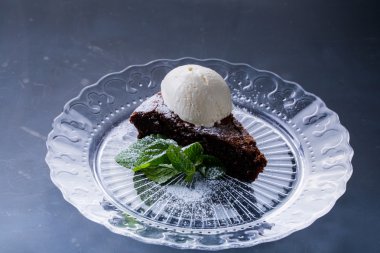 Dondurma yemek ile kek. koyu arka plan