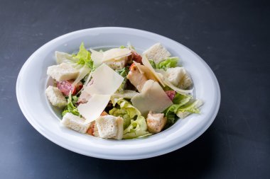 Sağlıklı ızgara tavuk Sezar salatası peynir ve Croutons üzerinde