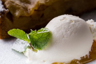 kek ve dondurma nane ile dekore edilmiş