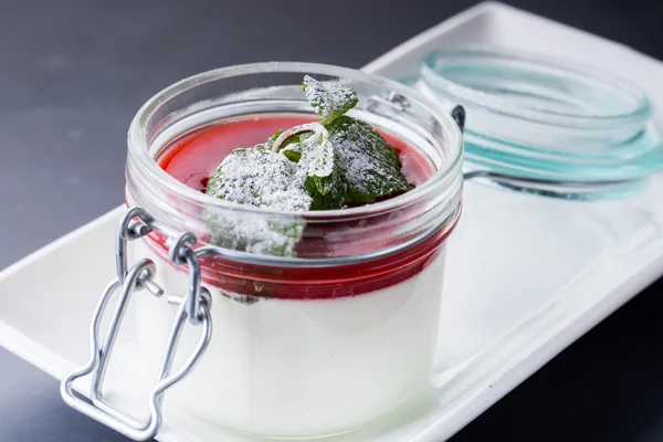 Çilek sosu ve nane ile Vanilla panna cotta