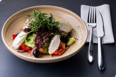 Peynirli sebze salatası