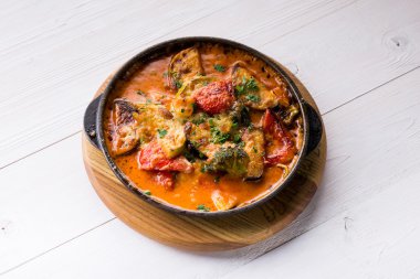 Mix bir tavada hafif ahşap masa üzerinde sebze buğulama