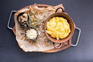 Kase mantar ve peynir ile haşlanmış kuskus ile dekore edilmiş