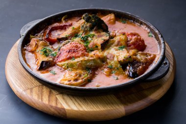 Buğulanmış sebze karanlık masada bir tavada karıştırın