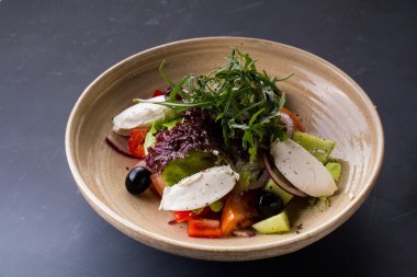 Peynirli sebze salatası