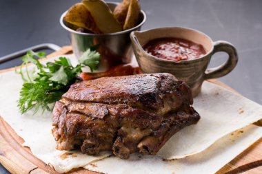 kavrulmuş domuz knuckle soslu patates ile