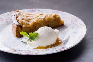 kek ve dondurma nane ile dekore edilmiş