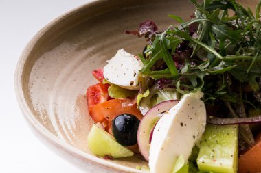 Peynirli sebze salatası