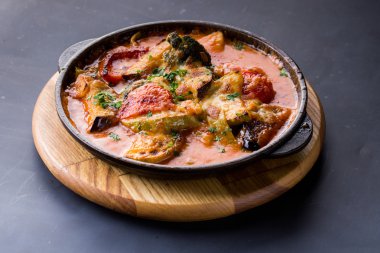 Buğulanmış sebze koyu arka plan üzerinde bir tavada karıştırın. yakın çekim