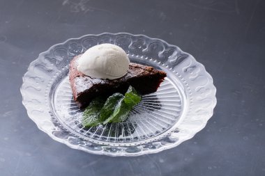 kek ve dondurma nane ile dekore edilmiş