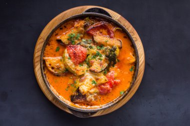 Buğulanmış sebze koyu arka plan üzerinde bir tavada karıştırın. yakın çekim