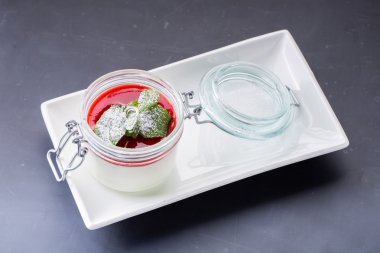 Çilek sosu ve nane ile Vanilla panna cotta
