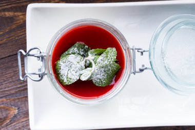 Çilek sosu ve b izole nane ile Vanilla panna cotta