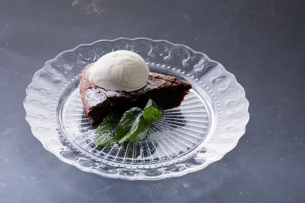 kek ve dondurma nane ile dekore edilmiş