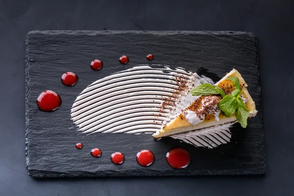 kek ve dondurma nane ile dekore edilmiş