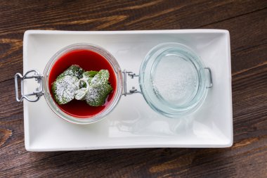 Çilek sosu ve nane ile Vanilla panna cotta