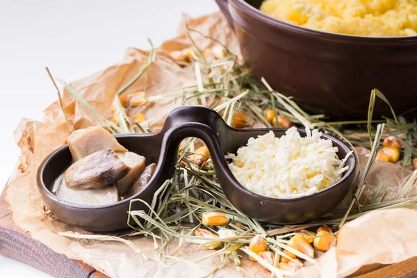 Mangkuk dihiasi dengan couscous rebus dengan jamur dan keju — Stok Foto