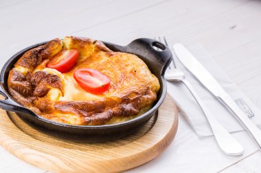 Kızartma tavada taze jambon ve peynir omlet