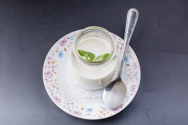 Karanlık bir arka plan üzerinde ev yapımı yoğurt