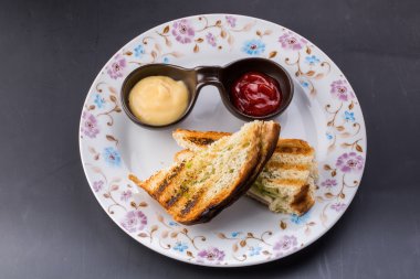 sandviç tost ızgara peynir ve domuz pastırması ile