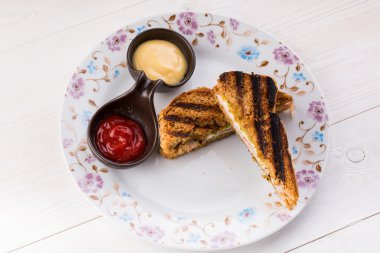 sandviç tost ızgara peynir ve domuz pastırması ile bir görüntü