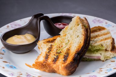 sandviç tost ızgara peynir ve domuz pastırması ile