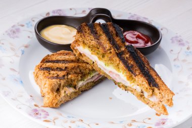 sandviç tost ızgara peynir ve domuz pastırması ile