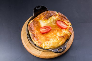 Kızartma tavada taze jambon ve peynir omlet