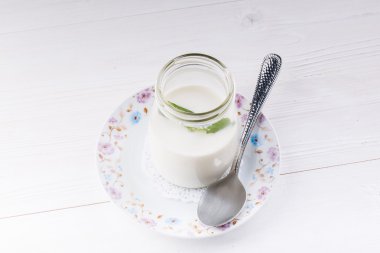 Karanlık bir arka plan üzerinde ev yapımı yoğurt