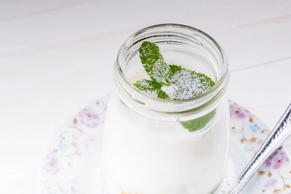 Frasco de vidro aberto de iogurte — Fotografia de Stock