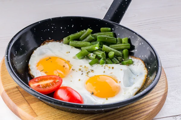 Œuf frit sur une poêle servie avec tomate et asperges — Photo