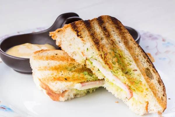 Sandwich-Toast vom Grill mit Käse und Speck Stockbild