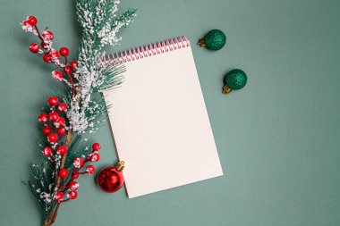 Kutular ve dekorasyonlarla dolu Noel kartı.