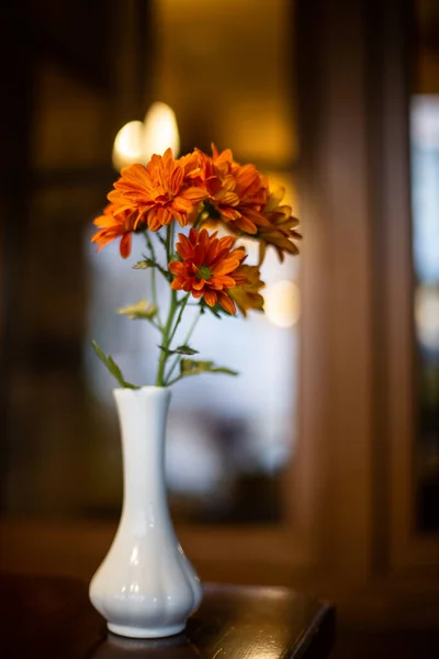 Vaso Branco Fino Com Flores Laranja Mesa Perto Janela — Fotografia de Stock