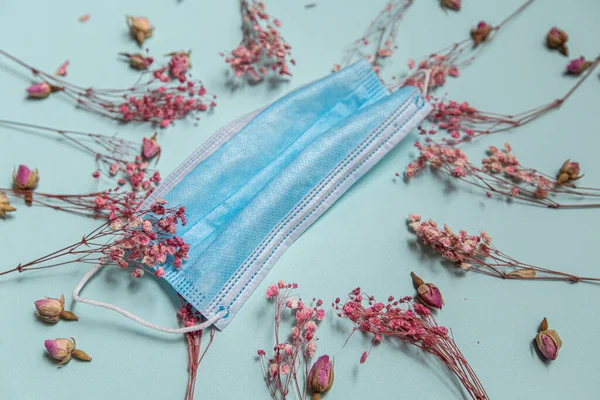 Flor Seca Com Cadarço Uma Máscara Médica Fundo Azul Conceito — Fotografia de Stock