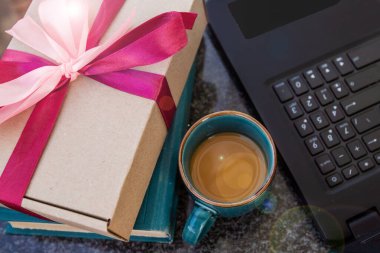 Hayat bir hediye, bir kitap, bir defter ve bir kupadan ibaret..