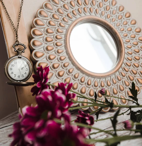 내부의 둥근 거울 옆에 체인에 있는 오래 된 둥근 빈티지 시계 — 스톡 사진