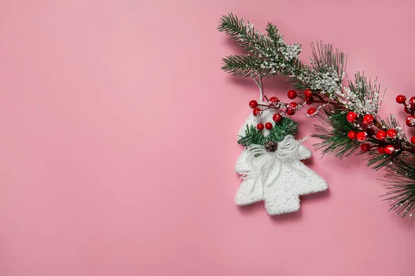粉红背景的圣诞装饰 — 图库照片