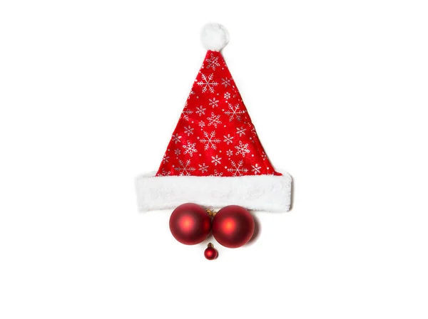 Chapéu de Natal e bolas em um fundo branco. isolar — Fotografia de Stock