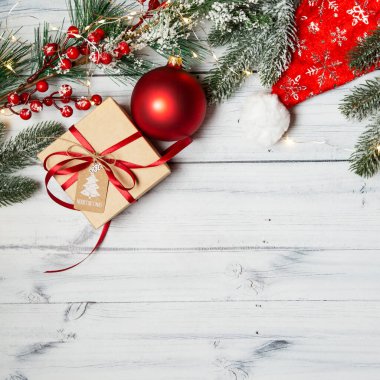 Hediyesi olan bir Noel düzlüğü ve parlak ahşap arka planda yeni yıl oyuncakları.. 