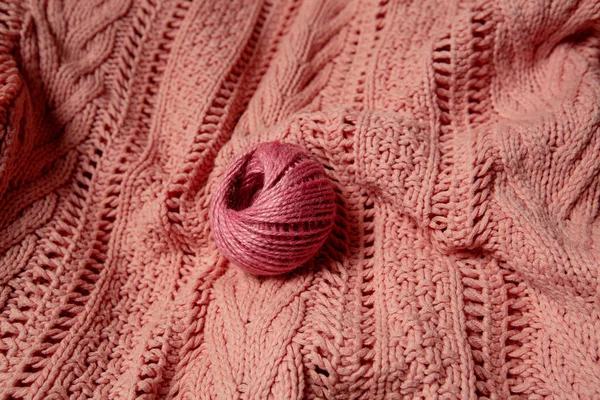 Boll av rosa ull på en stickad rosa tröja — Stockfoto
